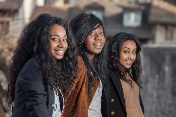 Meninas adolescentes africanas felizes — Fotografia de Stock