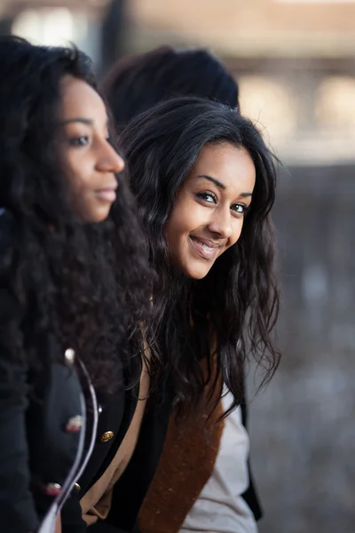 Retrato de jovens meninas adolescentes afro-americanas felizes — Fotografia de Stock