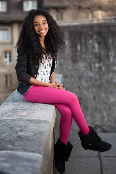 Vackra afrikanska amerikanska tonårsflicka — Stockfoto