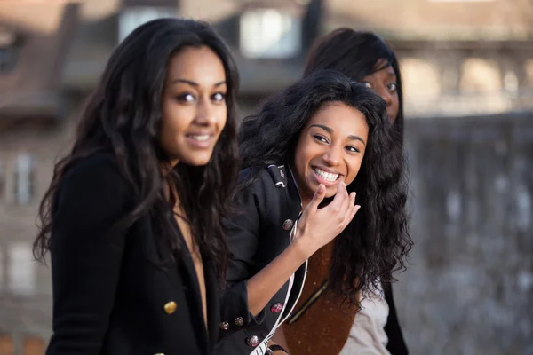 Retrato de niñas adolescentes afroamericanas jóvenes felices —  Fotos de Stock