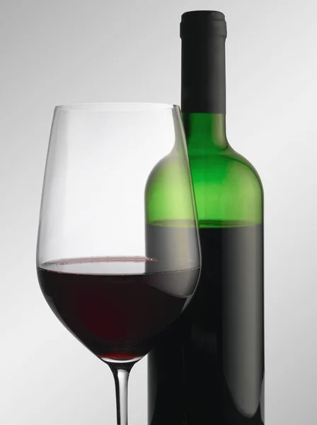 Flaska och ett glas rött vin — Stockfoto
