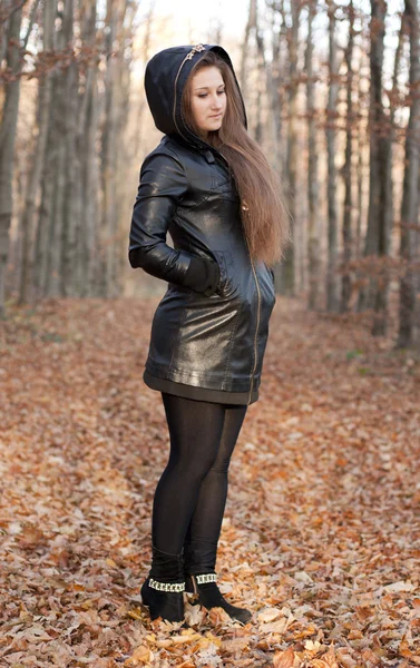 Meisje in het bos — Stockfoto