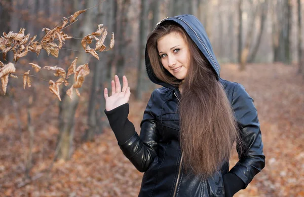 A lány az erdőben — Stock Fotó
