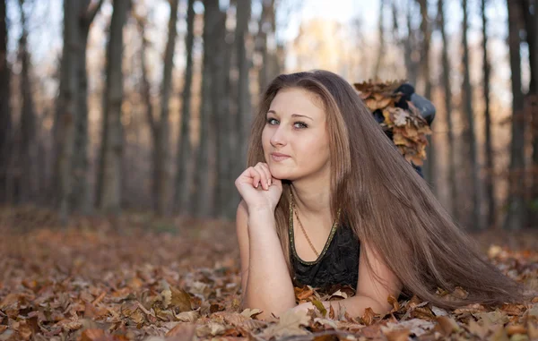 Het meisje in het bos — Stockfoto