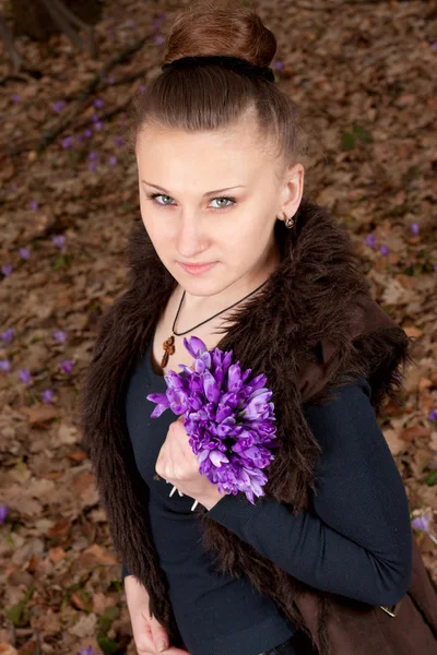 Menina com snowdrops — Fotografia de Stock