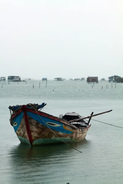 Barco de pesca durante uma chuva — Fotografia de Stock
