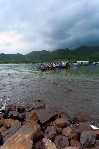Balıkçı tekneleri, dağlar — Stok fotoğraf