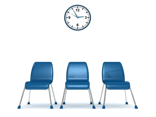 Salle d'attente avec une rangée de chaises et horloge murale — Photo