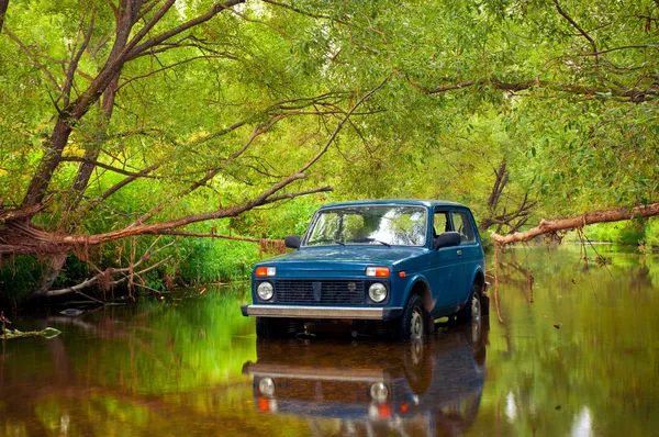 SUV w rzece — Zdjęcie stockowe