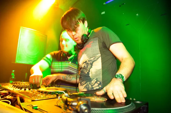 DJ játszik vinil — Stock Fotó