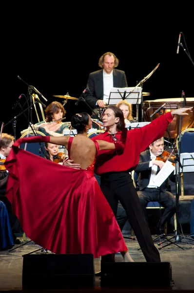 Dansare och strauss festival orchestra Wien — Stockfoto