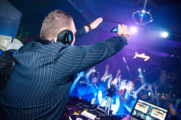 DJ optager video på mobiltelefon - Stock-foto