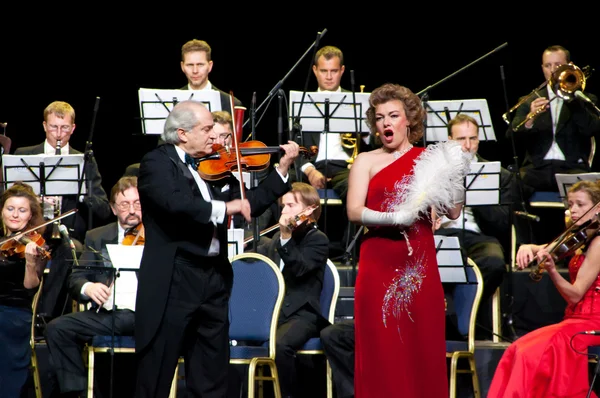 Maestro, cantor e orquestra — Fotografia de Stock