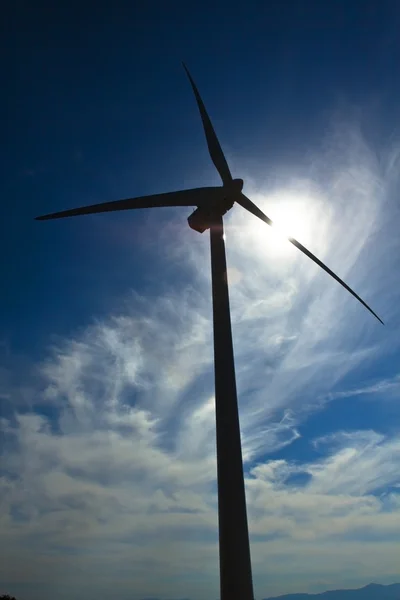 Větrné elektrárny pro výrobu energie — Stock fotografie