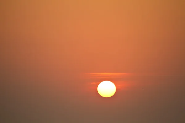 Rote Sonne bei Sonnenuntergang — Stockfoto