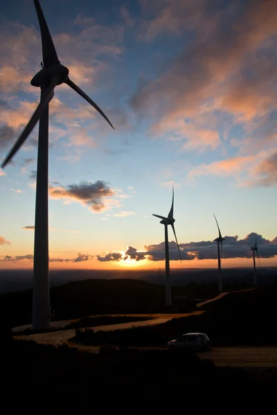 日没時の風力発電機 — ストック写真