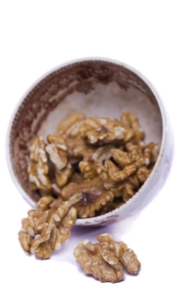 Орехи на миске — стоковое фото