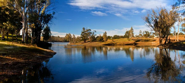 Belo lago sereno — Fotografia de Stock