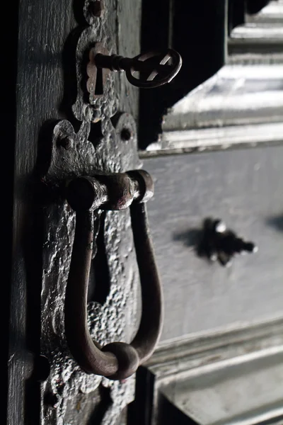 Kapı tokmağı ve anahtar — Stok fotoğraf