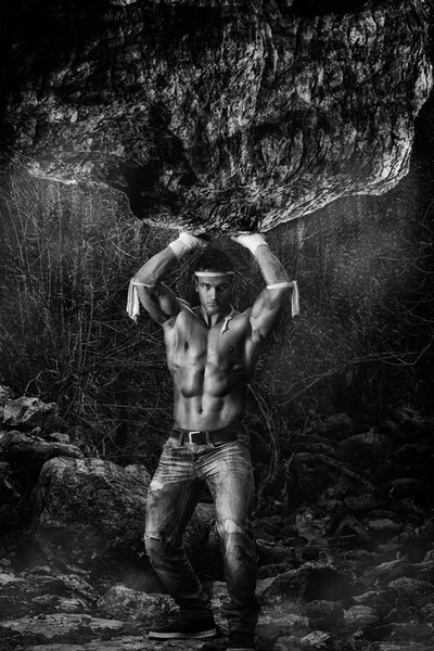 Combattente uomo con roccia gigante — Foto Stock