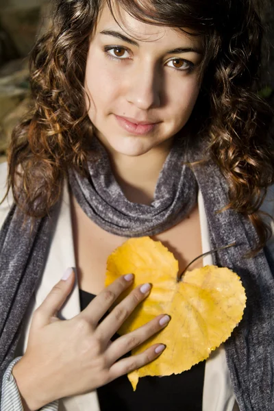 Vacker flicka med gula blad — Stockfoto
