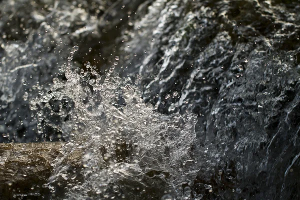 Agua que fluye rápido —  Fotos de Stock
