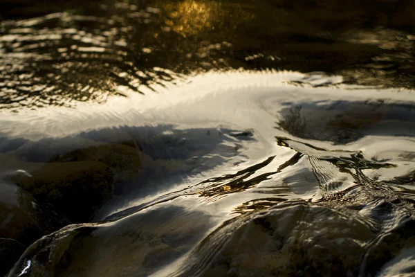 Agua que fluye rápido — Foto de Stock