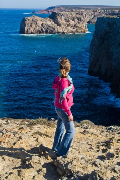 Kvinna klockor havet — Stockfoto