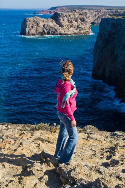 Mulher observa o mar — Fotografia de Stock