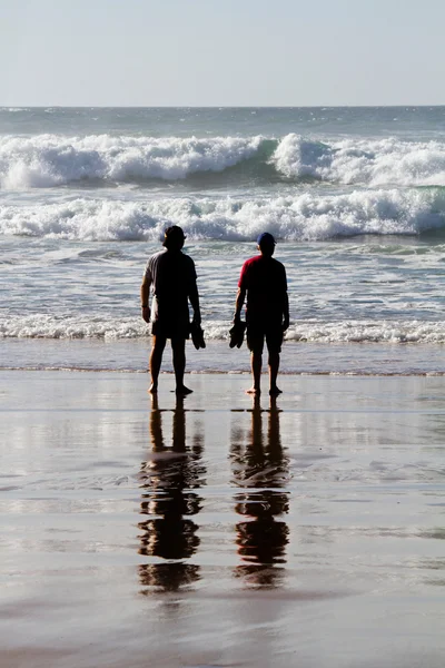 Duas silhuetas a observar o mar — Fotografia de Stock