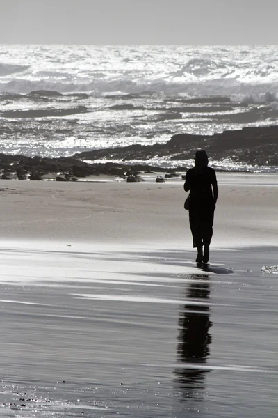 Silhouette cammina sulla spiaggia — Foto Stock