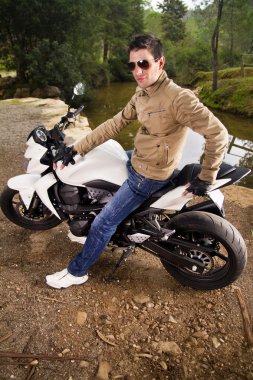 adam bir motosiklet ile