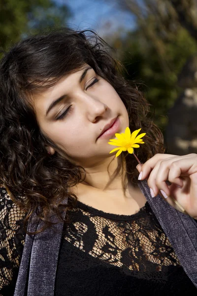 노란색 꽃과 함께 아름 다운 소녀 — 스톡 사진