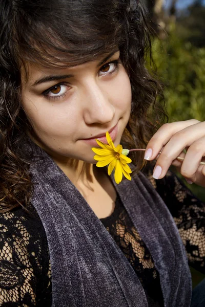Krásná dívka s žlutým květem — Stock fotografie