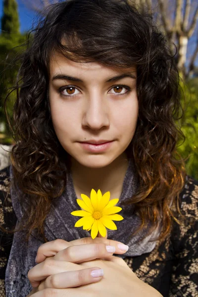 Belle fille avec fleur jaune — Photo