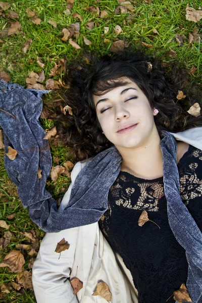 Lies down on the ground — Stock Photo, Image