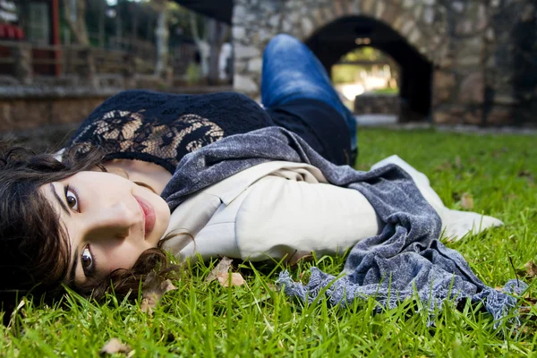 Lies down on the ground — Stock Photo, Image