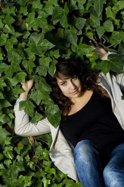 Hermosa chica rodeada de hojas verdes —  Fotos de Stock