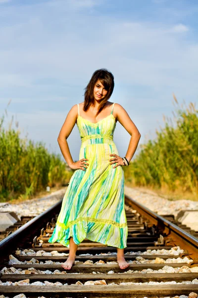 Güzel bir kız bir demiryolu üzerinde — Stok fotoğraf