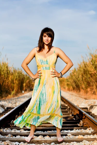 Hermosa chica en un ferrocarril — Foto de Stock