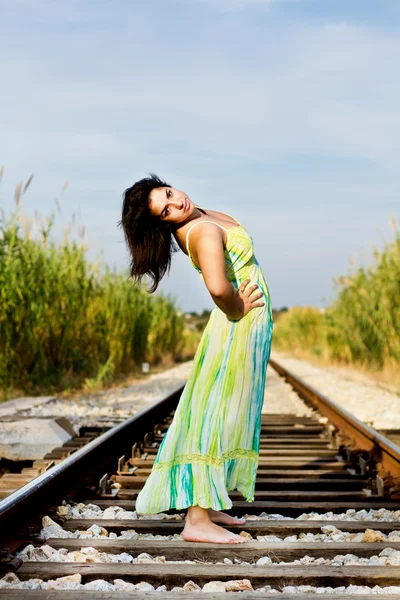 鉄道で美しい少女 — ストック写真