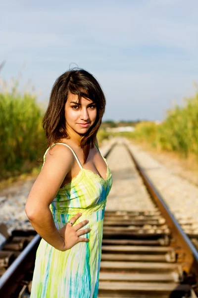 Hermosa chica en un ferrocarril — Foto de Stock