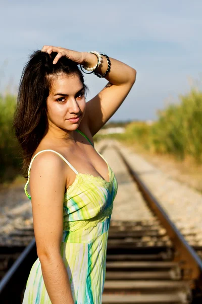Menina bonita em uma ferrovia — Fotografia de Stock