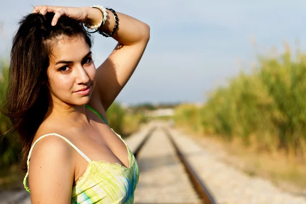 Mooi meisje op een spoorlijn — Stockfoto