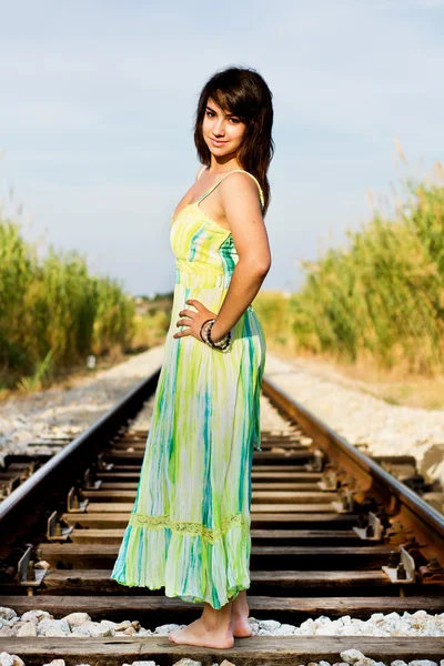 Красивая девушка на железной дороге — стоковое фото
