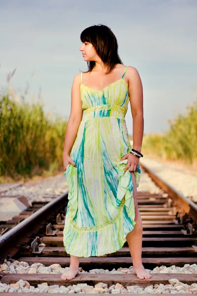 Красивая девушка на железной дороге — стоковое фото