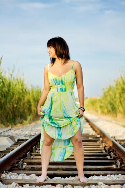 Güzel bir kız bir demiryolu üzerinde — Stok fotoğraf