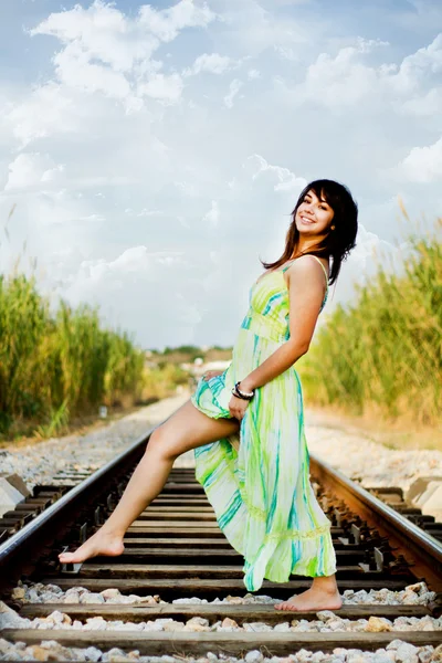 在铁路上的漂亮女孩krásná dívka na železnici — Stock fotografie