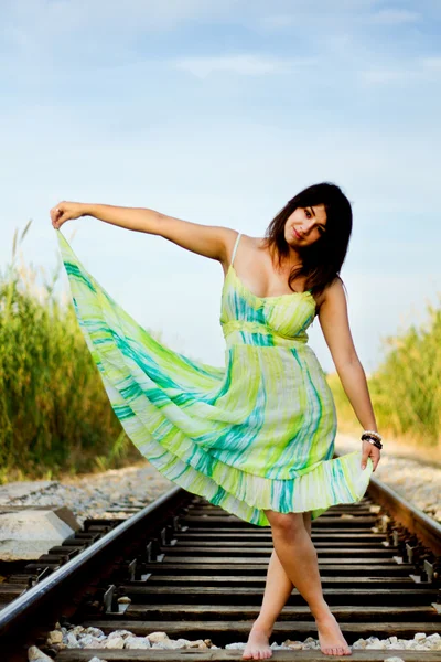 Mooi meisje op een spoorlijn — Stockfoto