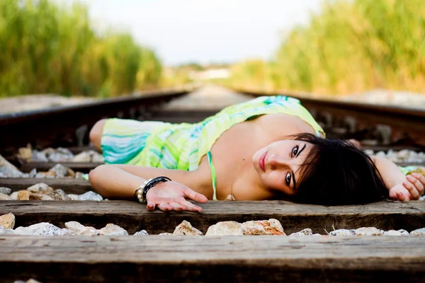 Piękne dziewczyny na linii kolejowej — Zdjęcie stockowe